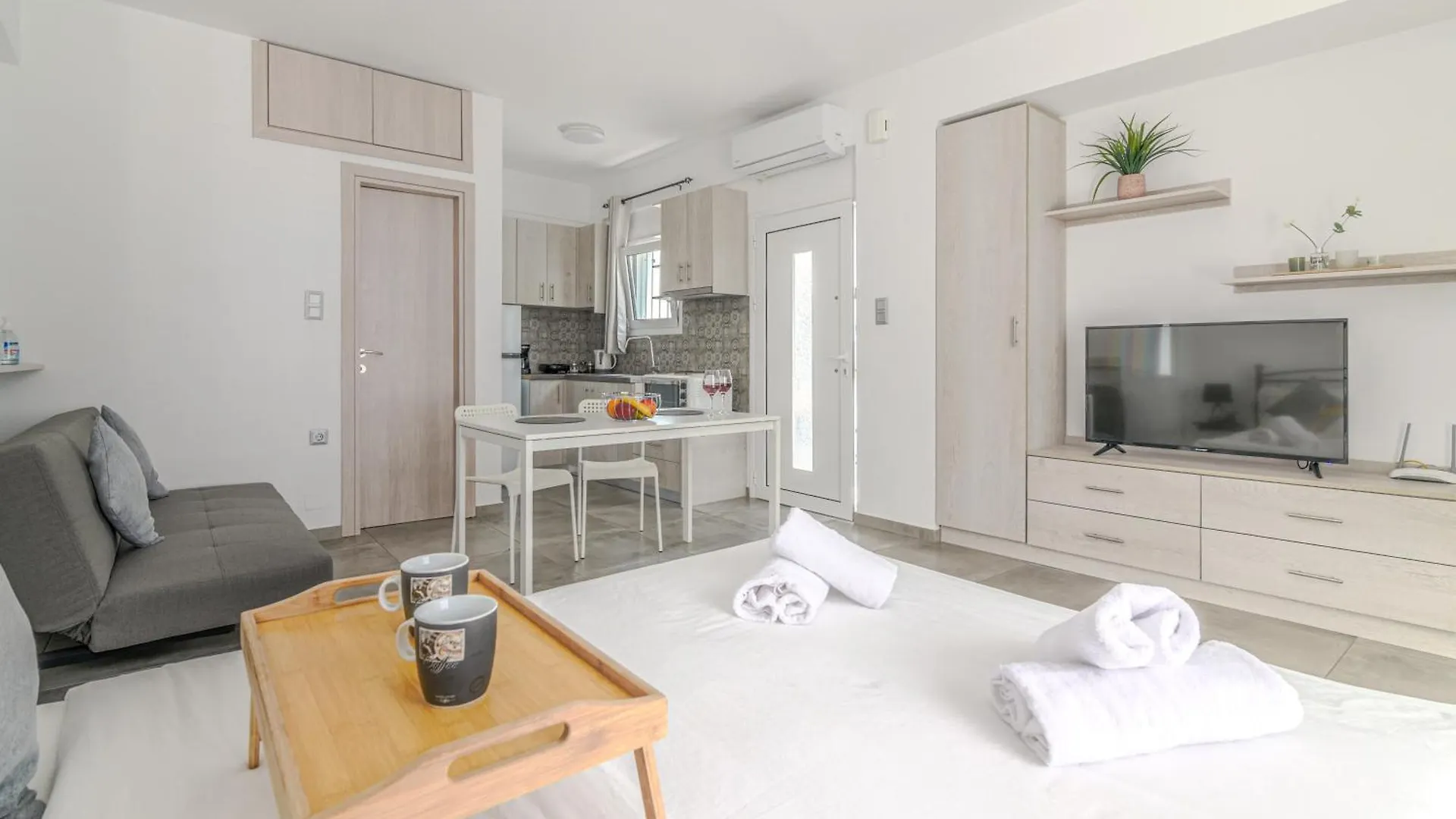Spacious Flat For Friends & Couples With Balcony Heraklion  Apartment