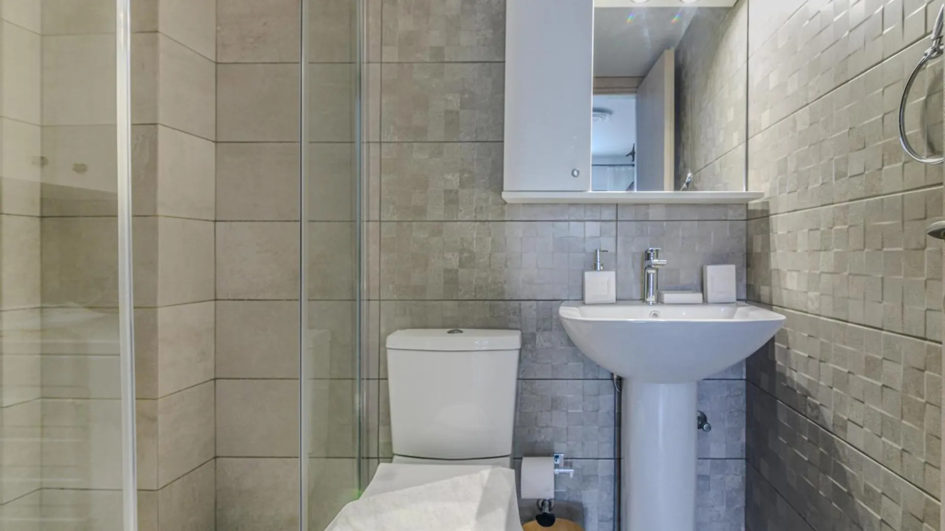Spacious Flat For Friends & Couples With Balcony Heraklion